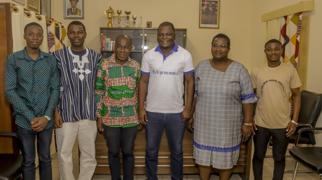 Le poète en résidence, Dr. Anas Atakora rencontre le doyen de la FLLA avec des membres de Nimble Feathers