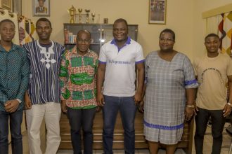 Le poète en résidence, Dr. Anas Atakora rencontre le doyen de la FLLA avec des membres de Nimble Feathers